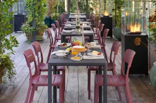 Casa TOMA - sedia Cassia Bistrot BORGOGNA - tavolo Piave 70 ANTRACITE