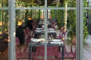 Casa TOMA - sedia Cassia Bistrot BORGOGNA - tavolo Piave 70 ANTRACITE