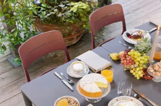 Casa TOMA - sedia Cassia Bistrot BORGOGNA - tavolo Piave 70 ANTRACITE